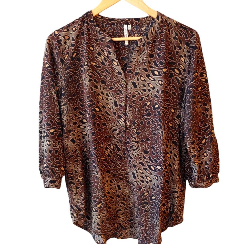 Grand & Greene 3/4 Sleeve V-neck Animal Print Shirt Size Large